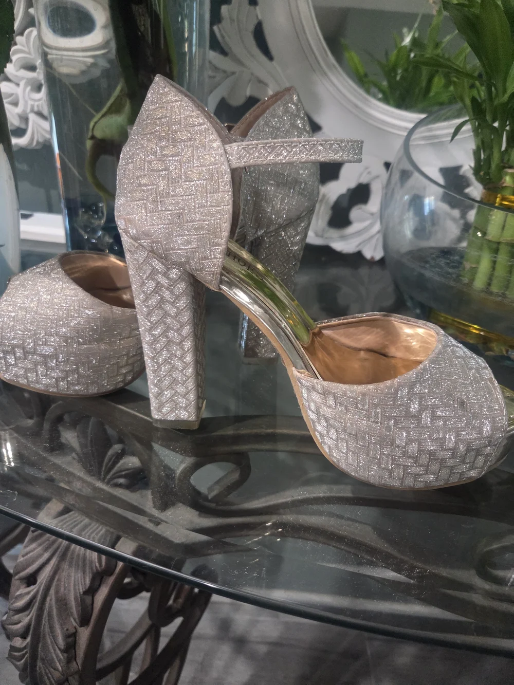 M-NShoes eye catching